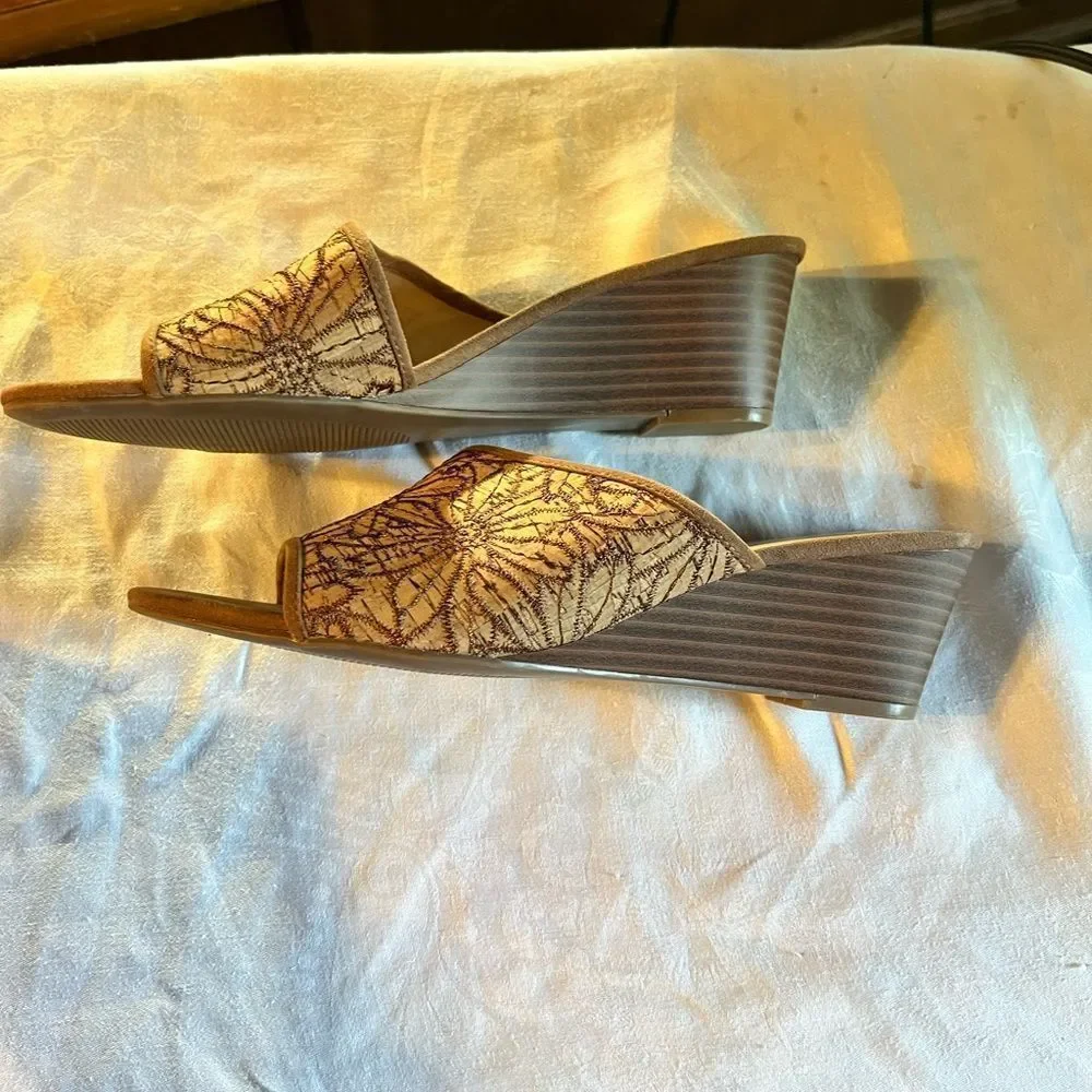 Ann Taylor Factory Slide on Sandals Offset style 2” wedge Floral tone on tone - Picture 4 of 5